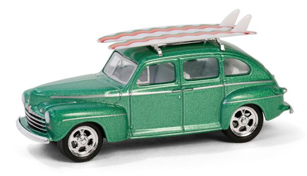 GREEN97160-A - FORD Fordor Super Deluxe avec planches de surf 1946 vert de la série THE HOBBY SHOP sous blister - 1