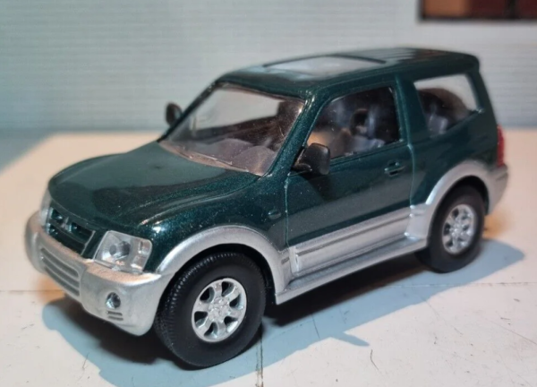 MAGRANMITPAJ - MITSUBISHI Pajero vert et gris - 1