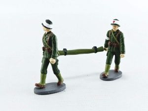 MAGMIL13G02-03 - 2 Figurines militaire avec brancard et un soldat avec sac médical