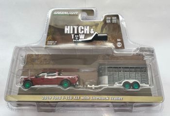 GREEN32270-D_VERT - FORD F-150 XLT 2019 bordeaux avec jantes vertes et bétaillère de la série HITCH & TOW sous blister